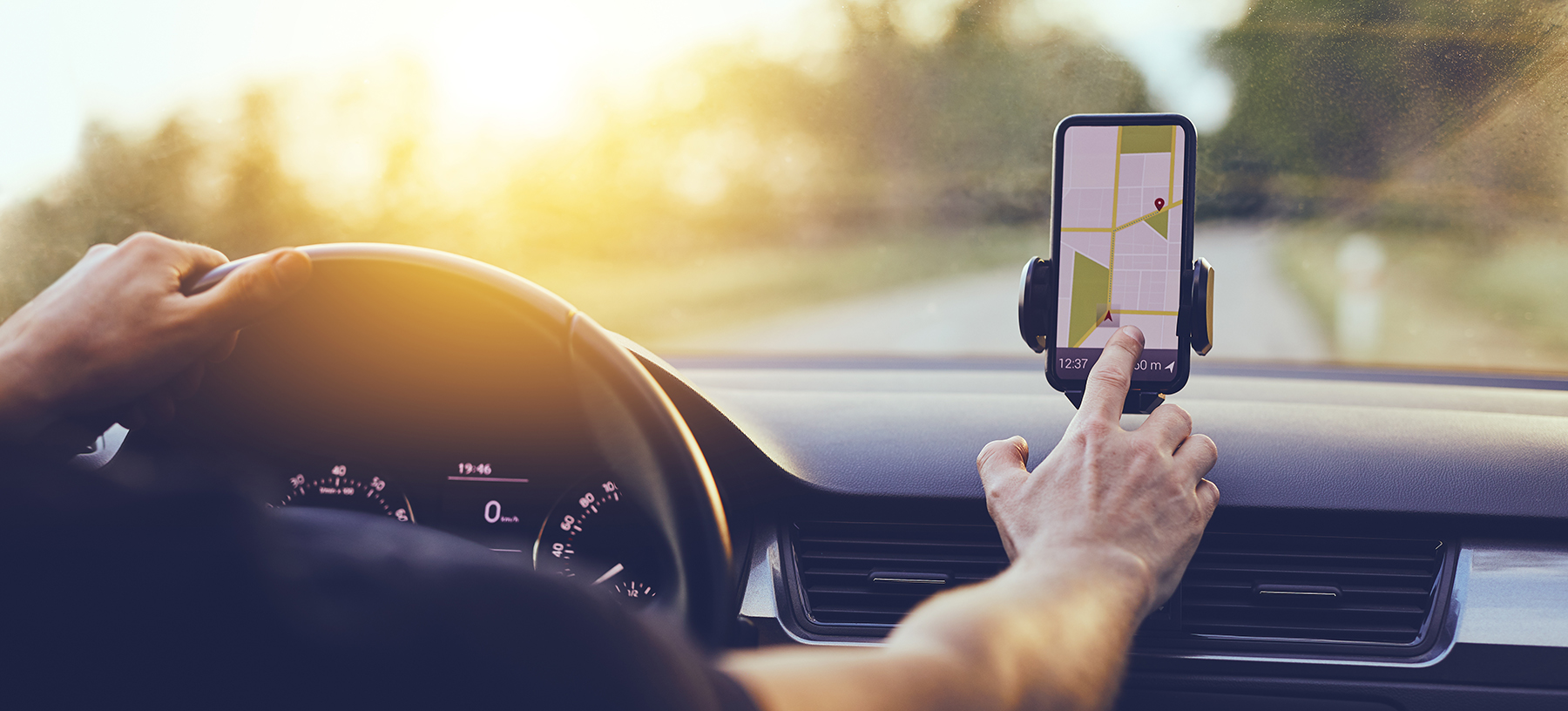 Comment utiliser son téléphone en toute sécurité en voiture? - Enjoy the  road with Auto5